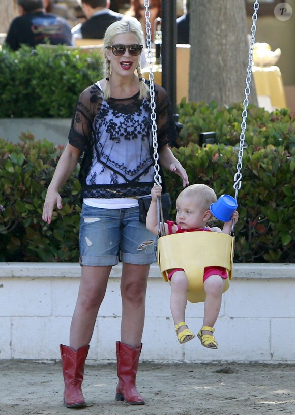 Tori Spelling emmène ses enfants, Hattie et Stella, au parc à Malibu, le 21 avril 2013.