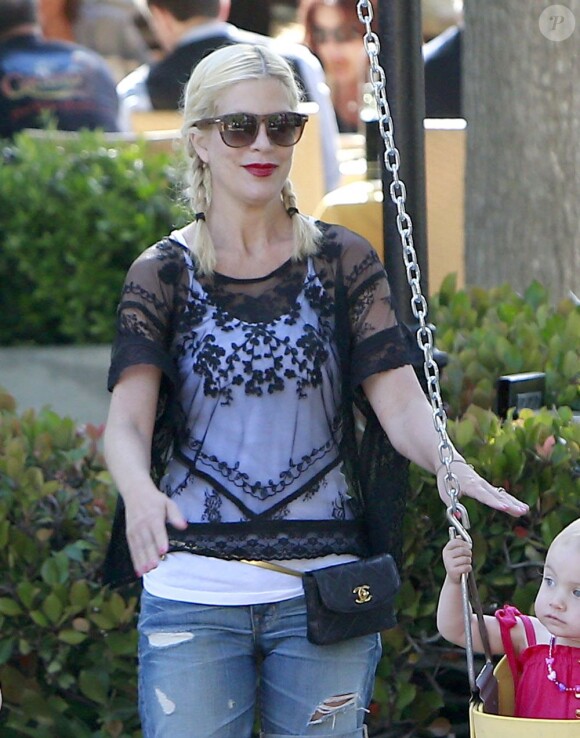 Tori Spelling emmène ses enfants, Hattie et Stella, au parc à Malibu, le 21 avril 2013.