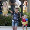 Tori Spelling emmène ses enfants, Hattie et Stella, au parc à Malibu, le 21 avril 2013.