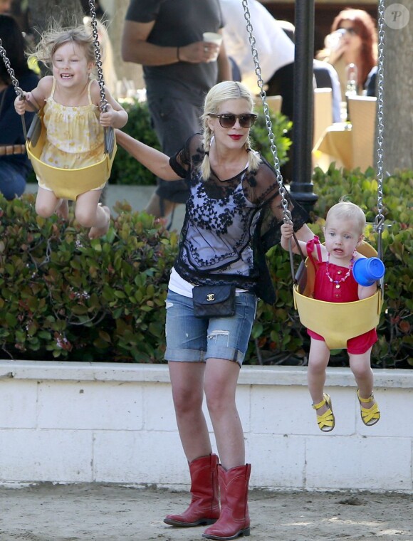 Tori Spelling emmène ses enfants, Hattie et Stella, au parc à Malibu, le 21 avril 2013.