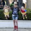 Tori Spelling emmène ses enfants, Hattie et Stella, au parc à Malibu, le 21 avril 2013.