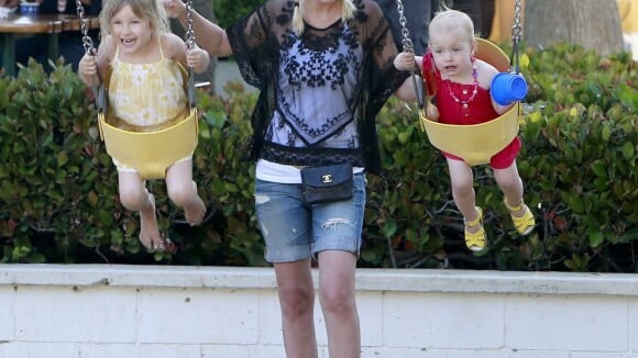 Tori Spelling : Sortie au parc avec ses filles, son look laisse à désirer