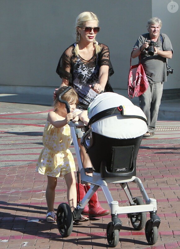 Tori Spelling emmène ses enfants, Hattie et Stella, au parc à Malibu, le 21 avril 2013.