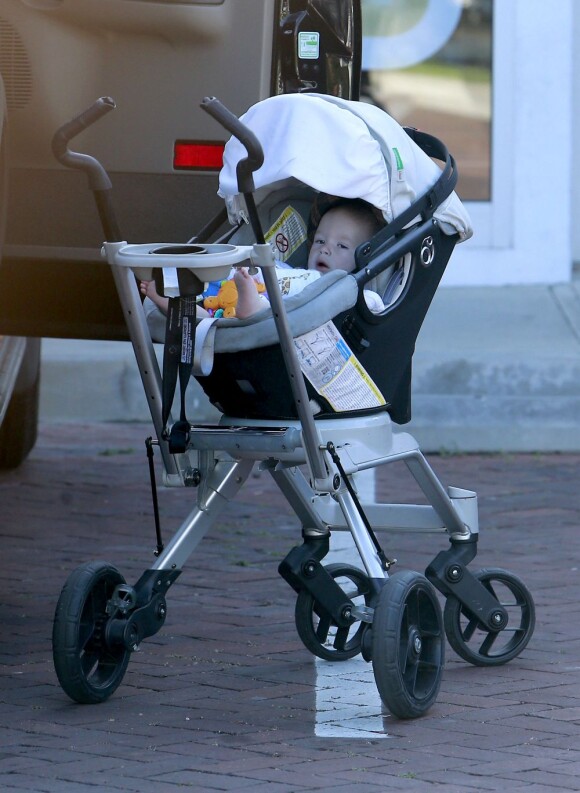 Tori Spelling emmène ses enfants, la jeune Hattie et Stella, au parc à Malibu, le 21 avril 2013.