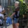 Tori Spelling est allée déjeuner avec ses enfants à Malibu, le 21 avril 201.