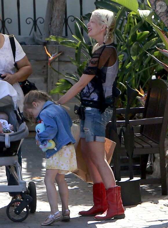 Tori Spelling est allée déjeuner avec ses enfants à Malibu, le 21 avril 201.