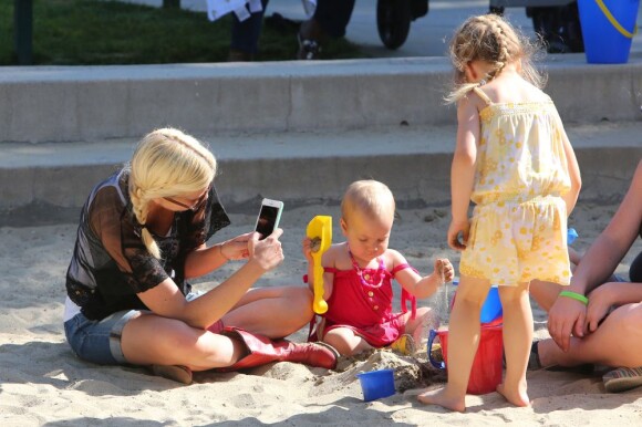 Tori Spelling (39 ans) emmène ses enfants, Hattie et Stella, au parc à Malibu, le 21 avril 2013.