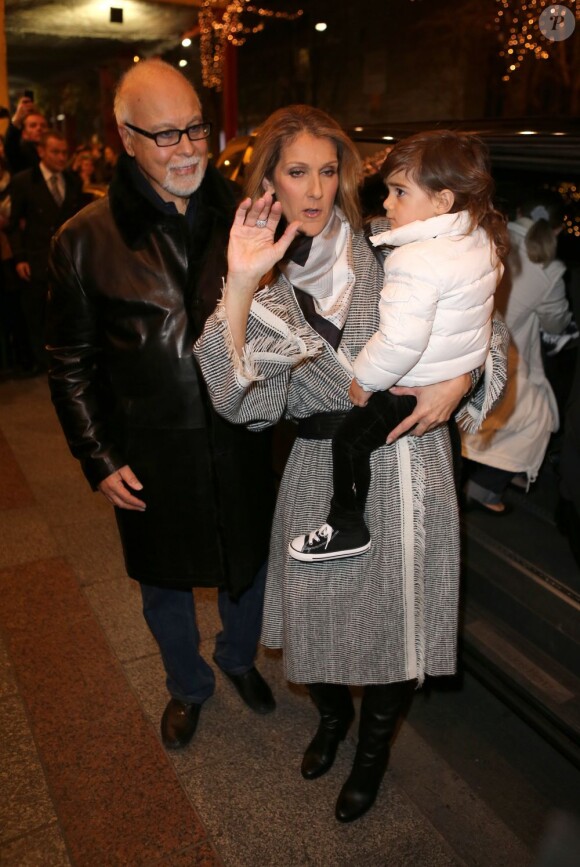 Céline Dion, René Angelil et leurs enfants, René-Charles et un de leurs jumeaux Eddy, à la sortie de l'hôtel George-V, à Paris, le 30 novembre 2012.