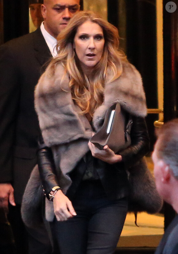 Céline Dion quitte son hôtel, le George-V, pour se rendre sur le plateau de l'émission C à vous, à Paris, le 28 novembre 2012.