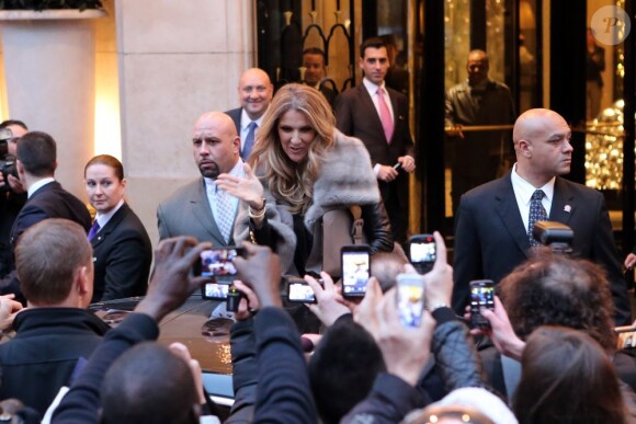 Céline Dion quitte son hôtel, le George-V, pour se rendre sur le plateau de l'émission C à vous, à Paris, le 28 novembre 2012.