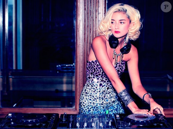 La ravissante DJ Carolie d'Amore prend la pose pour la promotion de son nouveau show Heartbeatz sur la radio satellite Skee 24/7. Beverly Hills, le 21 avril 2013.
