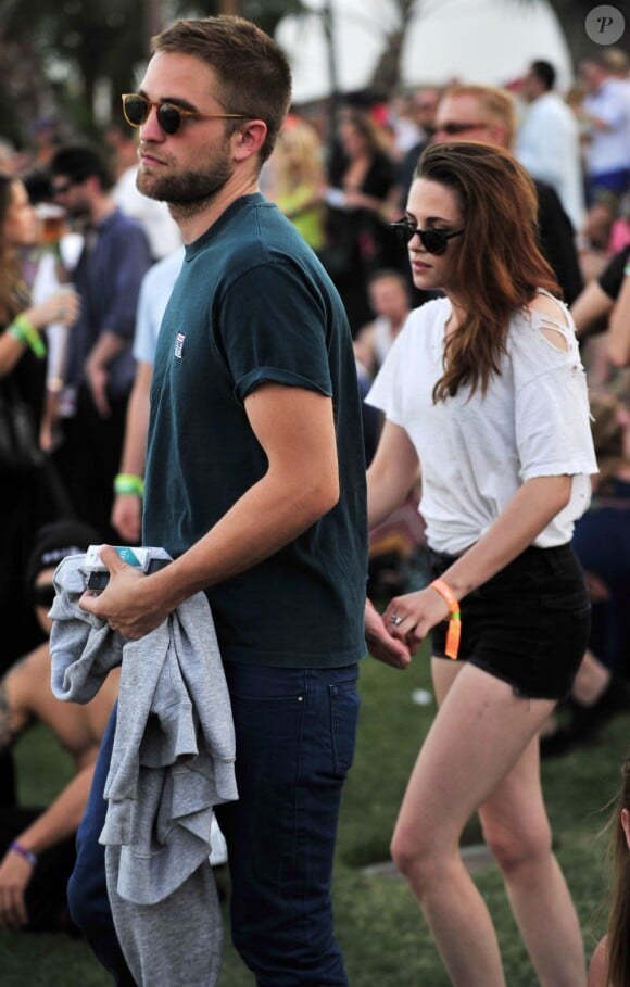 Robert Pattinson main dans la main avec Kristen Stewart lors du festival de musique de Coachella le 13 avril 2013