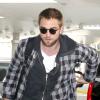 Robert Pattinson arrivant à l'aéroport de JFK à New York pour se rendre à Los Angeles le 23 avril 2013