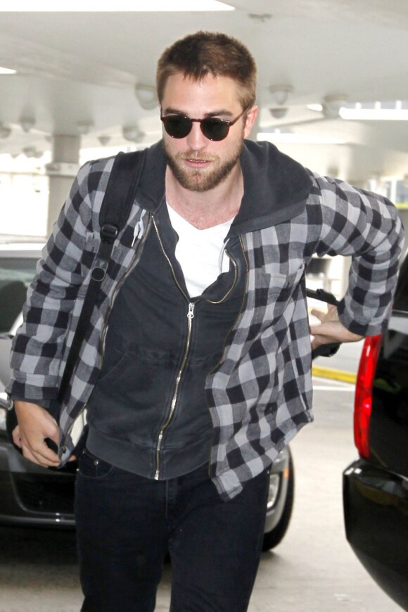 Robert Pattinson arrivant à l'aéroport de JFK à New York pour se rendre à Los Angeles le 23 avril 2013