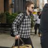 Robert Pattinson arrivant à l'aéroport de JFK à New York pour se rendre à Los Angeles le 23 avril 2013