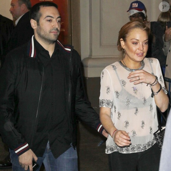 Lindsay Lohan quitte le Schoenfeld Theatre avec un inconnu après avoir vu la pièce Orphan à New York, le 23 avril 2013.