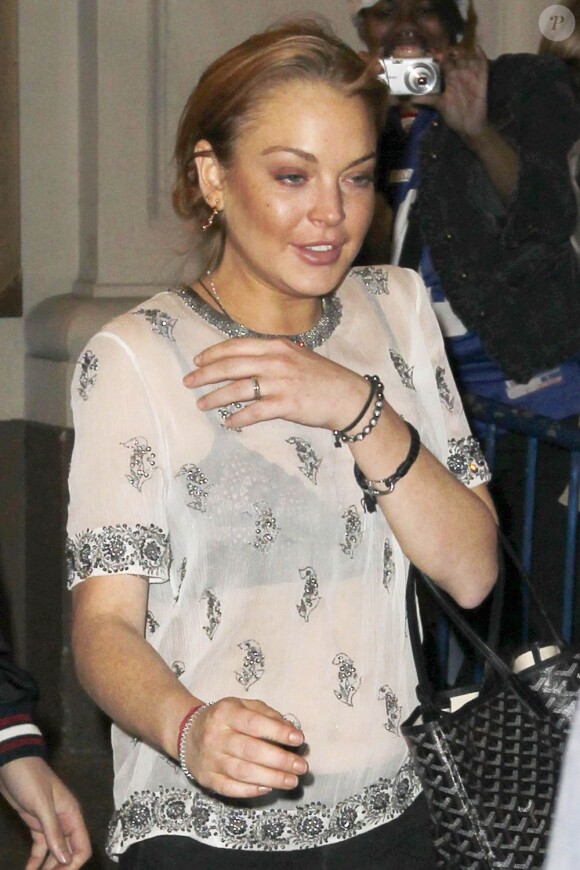Lindsay Lohan quitte le Schoenfeld Theatre avec un inconnu après avoir vu la pièce Orphan à New York, le mardi 23 avril 2013.