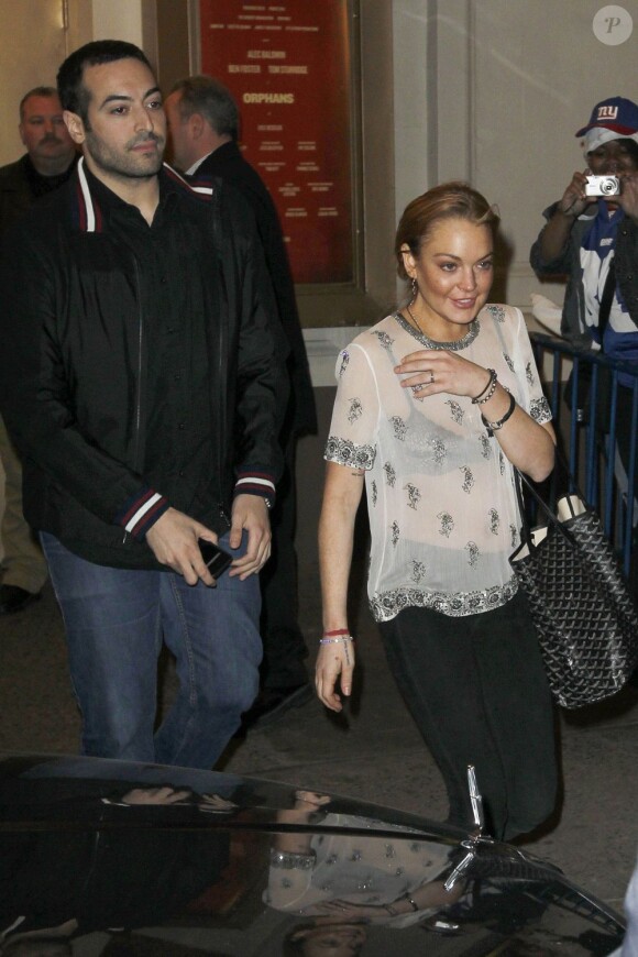 L'actrice Lindsay Lohan quitte le Schoenfeld Theatre avec un inconnu après avoir vu la pièce Orphan à New York, le 23 avril 2013.