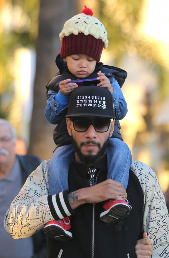 La chanteuse Alicia Keys, Swizz Beatz et leur fils Egypt à Cannes pour assister aux NRJ Music Awards. Le 28 janvier 2013.
