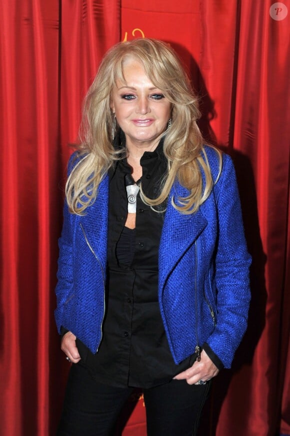 La chanteuse Bonnie Tyler pose au musée de Madame Tussauds à Berlin, pour fêter l'installation des statues du groupe ABBA, le 20 avril 2013.