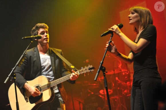 Bastian Baker en concert à l'Olympia à Paris, le 24 avril 2013, en duo avec Morgane Imbeaud (du groupe Cocoon).