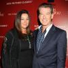 Keely Shaye Smith et son mari Pierce Brosnan posent à la première de Love Is All You Need à New York, le 24 avril 2013.