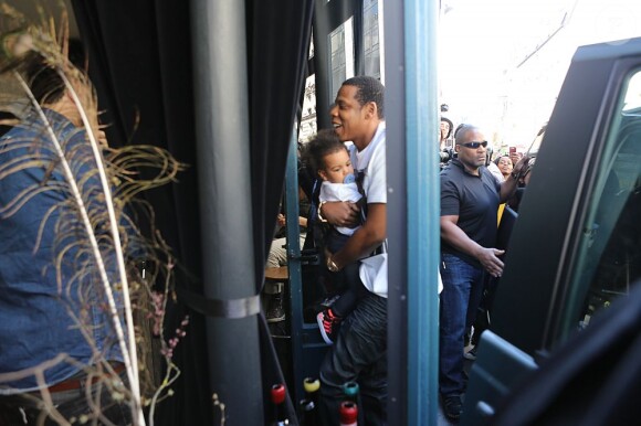 Belle journée pour Jay Z, Beyoncé et leur fille Blue Ivy qui sont allés déjeuner au restaurant Septime à Paris. Le 25 avril 2013