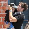 Orlando Bloom prend soin de son fils Flynn en arrivant dans un centre de jeux à West Hollywood, Los Angeles, le 25 avril 2013.