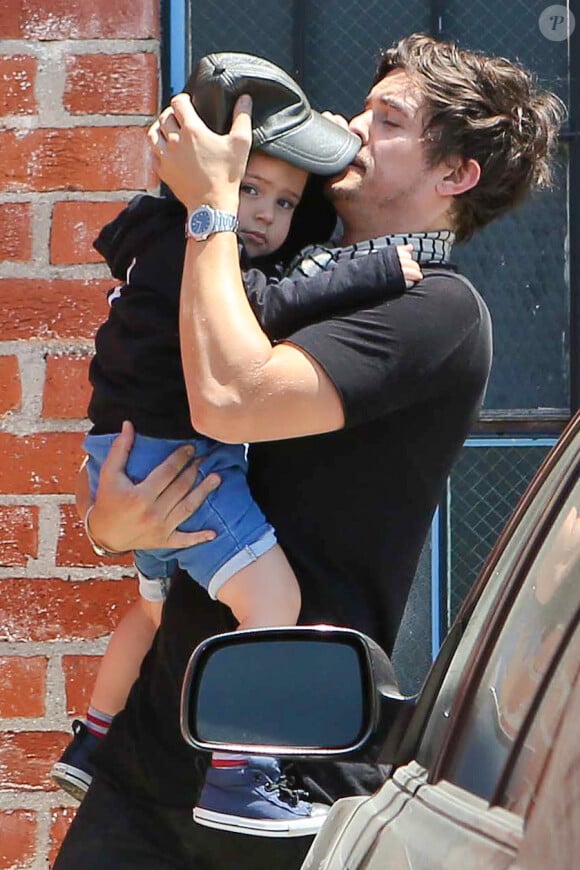 Orlando Bloom prend soin de son fils Flynn en arrivant dans un centre de jeux à West Hollywood, Los Angeles, le 25 avril 2013.