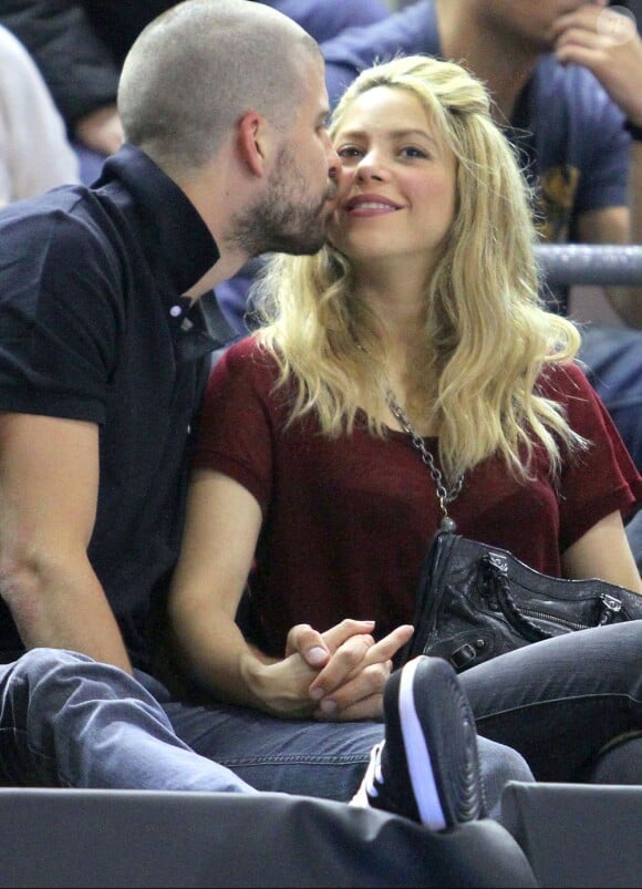 Gerard Piqué, fou amoureux de sa belle Shakira lors du match de quart de finale de l'Europaligue entre Barcelone et le Panathinaïkos à Barcelone le 25 avril 2013