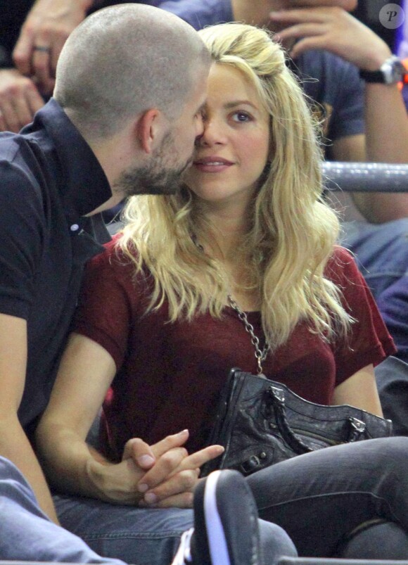 Shakira et Gerard Piqué lors du match de quart de finale de l'Europaligue entre Barcelone et le Panathinaïkos à Barcelone le 25 avril 2013