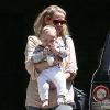 Elizabeth Berkley et son fils Sky dans les rues de Beverly Hills, le 25 avril 2013.