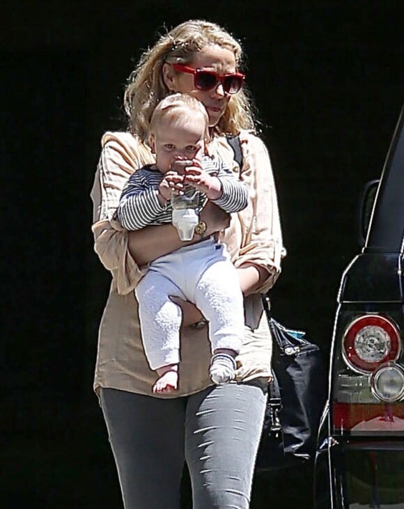 Elizabeth Berkley et son fils Sky dans les rues de Beverly Hills, le 25 avril 2013.