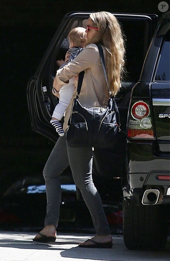 Elizabeth Berkley et son fils Sky à Beverly Hills, le 25 avril 2013.