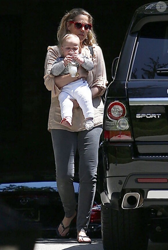 Elizabeth Berkley et son adorable fils Sky dans les rues de Beverly Hills, le 25 avril 2013.