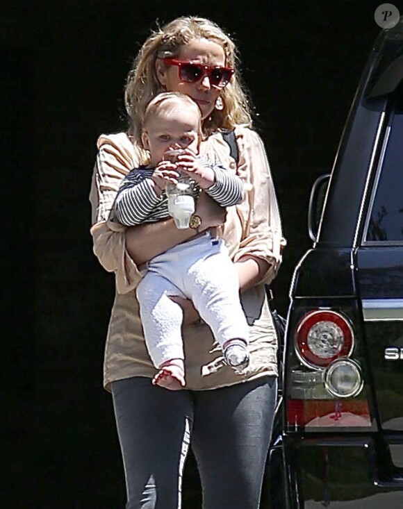 Elizabeth Berkley et son enfant Sky dans les rues de Beverly Hills. Le 25 avril 2013.