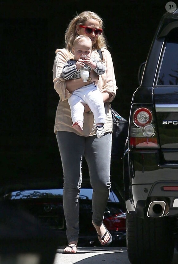 La belle Elizabeth Berkley et son fils Sky dans les rues de Beverly Hills, le 25 avril 2013.