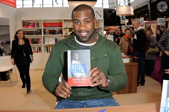 Teddy Riner présente son ouvrage lors du Salon du Livre à Paris le 22 mars 2013