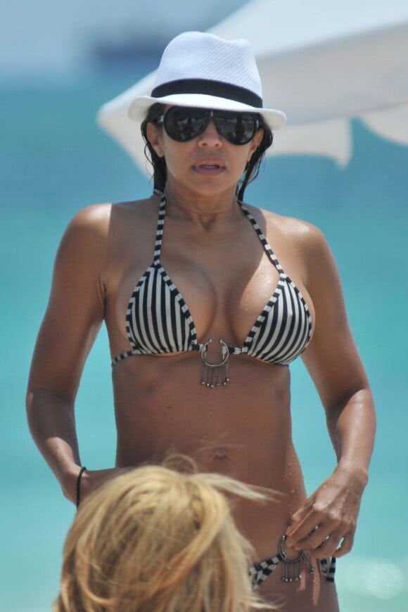 La sexy Vida Guerra se détend sur la plage de l'hôtel Shelborne South Beach à Miami. Le 25 avril 2013.