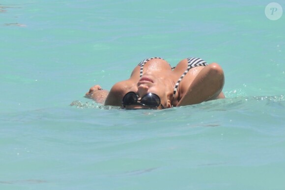 Vida Guerra, 39 ans, se détend sur la plage de l'hôtel Shelborne South Beach à Miami. Le 25 avril 2013.