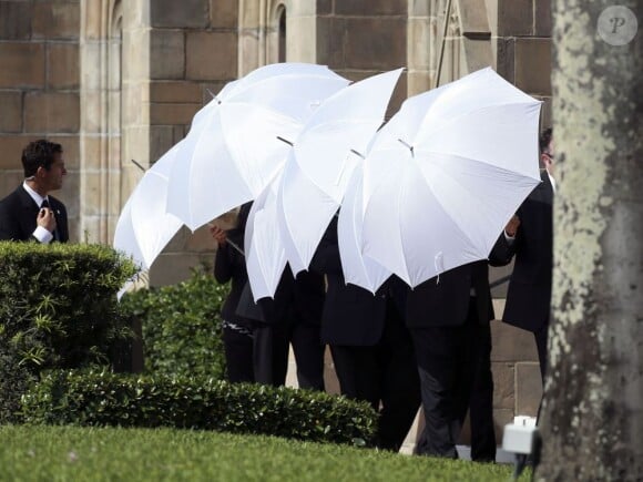 Parapluie blanc pour protéger les invités lors du mariage de Michael Jordan avec Yvette Prieto à Palm Beach, le 27 avril 2013