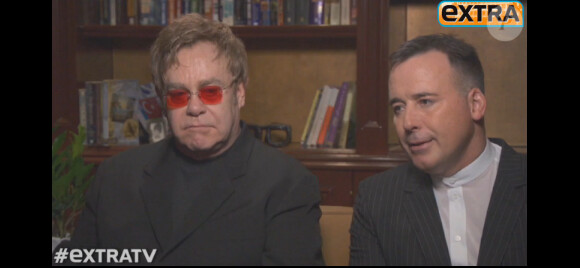 Elton John et David Furnish racontent comment ils se sont réconciliés avec Madonna dans l'émission Extra du 26 avril 2013