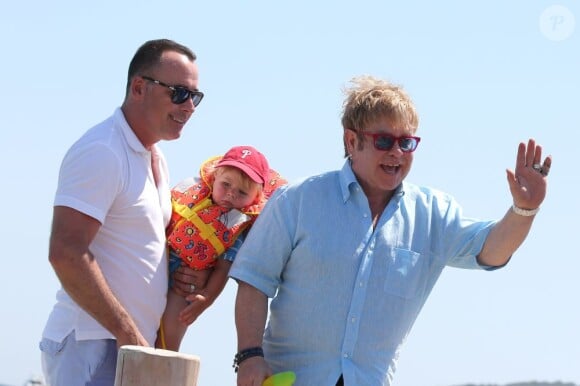 Elton John, David Furnish et leur fils Zachary à Saint-Tropez le 2 août 2012