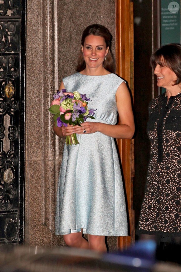 Kate Middleton, la duchesse de Cambridge, enceinte, à la sortie de la "National Portrait Gallery" à Londres, le 24 avril 2013.