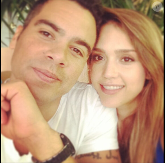 Cash Warren et son épouse Jessica Alba posent amoureusement pour l'anniversaire de la star le 28 avril 2013. Photo Instagram