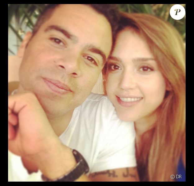 Cash Warren et son épouse Jessica Alba posent amoureusement pour l'anniversaire de la star le 28 avril 2013. Photo Instagram