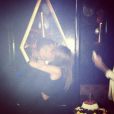 Anniversaire de Jessica Alba samedi 27 avril dans un club de Los Angeles. La star embrasse avec passion son mari Cash Warren. Photo Instagram