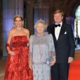  La reine Beatrix des Pays-Bas entouré de son héritier le prince Willem-Alexander et de la princesse Maxima pour le dîner de sa fin de règne au Rijksmuseum d'Amsterdam, le 29 avril 2013. 
