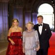  La reine Beatrix des Pays-Bas entouré de son héritier le prince Willem-Alexander et de la princesse Maxima pour le dîner de sa fin de règne au Rijksmuseum d'Amsterdam, le 29 avril 2013. 