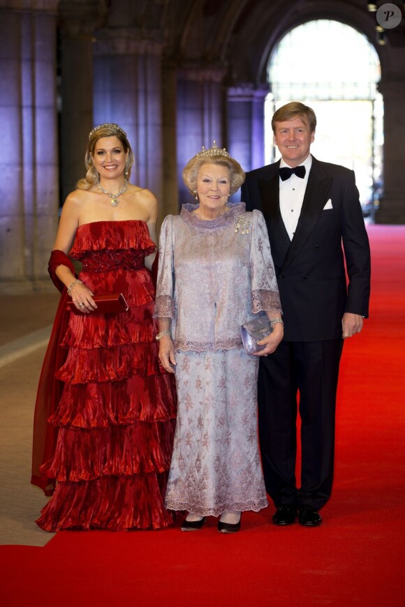 La reine Beatrix des Pays-Bas en compagnie de son héritier le prince Willem-Alexander et de la princesse Maxima pour le dîner de sa fin de règne au Rijksmuseum d'Amsterdam, le 29 avril 2013.